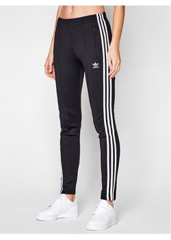 adidas Spodnie dresowe Sst GD2361 Czarny Slim Fit ze sklepu MODIVO w kategorii Spodnie damskie - zdjęcie 184277661
