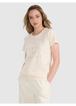 Damski t-shirt z nadrukiem 4F 4FRSS25TTSHF3162 - beżowy ze sklepu Sportstylestory.com w kategorii Bluzki damskie - zdjęcie 184280172