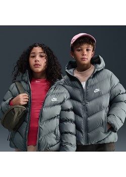 Kurtka puchowa o luźnym kroju dla dużych dzieci Therma-Fit Nike Sportswear All Day Play - Szary ze sklepu Nike poland w kategorii Kurtki męskie - zdjęcie 184284123
