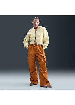 Damskie bojówki z tkaniny o kroju oversize ze średnim stanem Nike Sportswear - Brązowy ze sklepu Nike poland w kategorii Spodnie damskie - zdjęcie 184284223