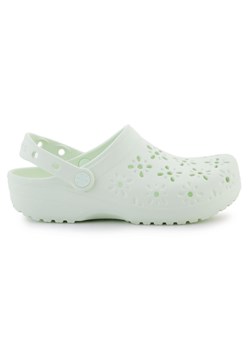 Klapki Crocs Classic Floral Cut Out Clog 210927-3YH zielone ze sklepu ButyModne.pl w kategorii Klapki damskie - zdjęcie 184285081