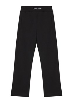 Calvin Klein Jeans Spodnie dresowe IB0IB02538 D Czarny Regular Fit ze sklepu MODIVO w kategorii Spodnie chłopięce - zdjęcie 184286520