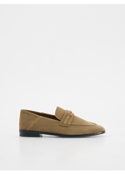 Reserved - Zamszowe loafersy - oliwkowy ze sklepu Reserved w kategorii Mokasyny damskie - zdjęcie 184289322