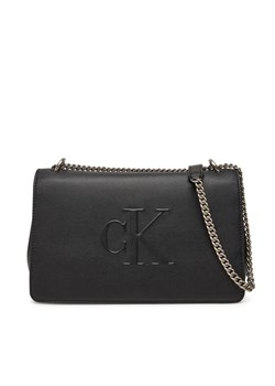 Calvin Klein Jeans Torebka Sculpted Ew Flap Conv Chain LV04K3035G Czarny ze sklepu MODIVO w kategorii Kopertówki - zdjęcie 184290514