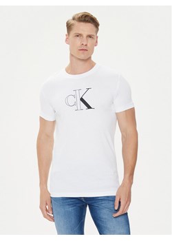 Calvin Klein Jeans T-Shirt Outline Monologo J30J325678 Biały Slim Fit ze sklepu MODIVO w kategorii T-shirty męskie - zdjęcie 184290542