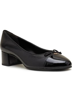 TORY BURCH Skórzane czółenka na słupku CAP-TOE PUMP ze sklepu Gomez Fashion Store w kategorii Czółenka - zdjęcie 184321510