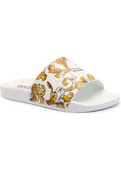 Versace Jeans Couture Klapki SHELLY ze sklepu Gomez Fashion Store w kategorii Klapki damskie - zdjęcie 184321783