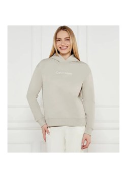 Calvin Klein Bluza HERO LOGO | Regular Fit ze sklepu Gomez Fashion Store w kategorii Bluzy damskie - zdjęcie 184322662