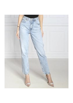 GUESS Jeansy MOM JEAN | Tapered fit ze sklepu Gomez Fashion Store w kategorii Jeansy damskie - zdjęcie 184339472