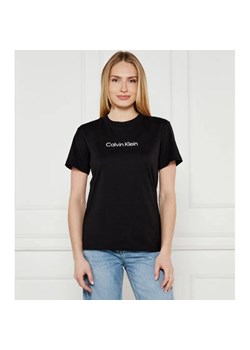 Calvin Klein T-shirt HERO LOGO | Regular Fit ze sklepu Gomez Fashion Store w kategorii Bluzki damskie - zdjęcie 184342192