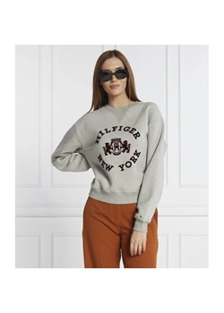 Tommy Hilfiger Bluza MDN REG VARSITY FLOCK | Regular Fit ze sklepu Gomez Fashion Store w kategorii Bluzy damskie - zdjęcie 184342593