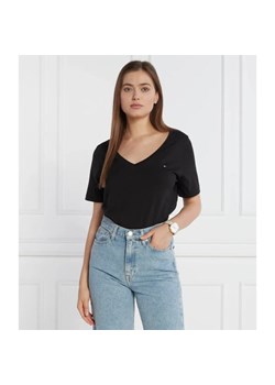 Tommy Hilfiger T-shirt MODERN REGULAR V-NK SS | Regular Fit ze sklepu Gomez Fashion Store w kategorii Bluzki damskie - zdjęcie 184343591