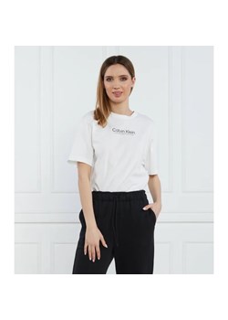 Calvin Klein T-shirt COORDINATES LOGO GRAPHIC T-SHIRT | Regular Fit ze sklepu Gomez Fashion Store w kategorii Bluzki damskie - zdjęcie 184356052