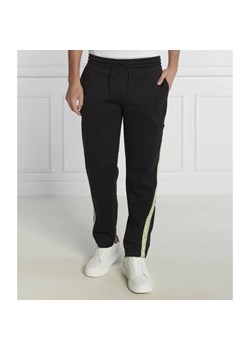 Calvin Klein Jeans Spodnie dresowe CUT OFF LOGO TAPE | Regular Fit ze sklepu Gomez Fashion Store w kategorii Spodnie męskie - zdjęcie 184505530