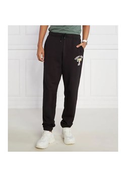 Tommy Jeans Spodnie dresowe TJM RLX LUXE GRAPHIC | Regular Fit ze sklepu Gomez Fashion Store w kategorii Spodnie męskie - zdjęcie 184507102
