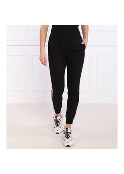 GUESS ACTIVE Spodnie dresowe BRITNEY | Regular Fit ze sklepu Gomez Fashion Store w kategorii Spodnie damskie - zdjęcie 184507364