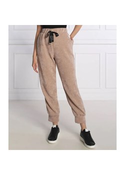 Liu Jo Rose Spodnie dresowe | Regular Fit - id: LO225W000040035 - marki Liu Jo - 184507640 Liu Jo Rose Spodnie dresowe | Regular Fit ze sklepu Gomez Fashion Store w kategorii Spodnie damskie - zdjęcie 184507640
