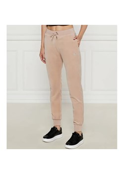 GUESS ACTIVE Spodnie dresowe COUTURE | Regular Fit ze sklepu Gomez Fashion Store w kategorii Spodnie damskie - zdjęcie 184508160