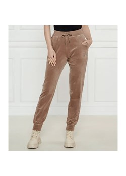 GUESS ACTIVE Spodnie dresowe COUTURE | Regular Fit ze sklepu Gomez Fashion Store w kategorii Spodnie damskie - zdjęcie 184508460