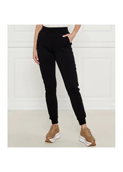 GUESS ACTIVE Spodnie dresowe | Regular Fit ze sklepu Gomez Fashion Store w kategorii Spodnie damskie - zdjęcie 184508884