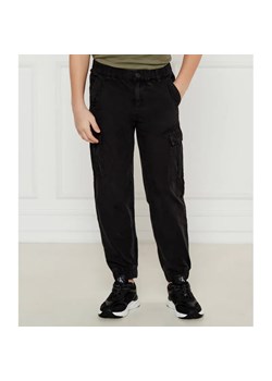 Guess Spodnie cargo | Regular Fit ze sklepu Gomez Fashion Store w kategorii Spodnie chłopięce - zdjęcie 184509154