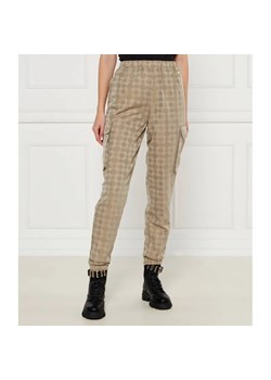 GUESS ACTIVE Spodnie cargo | Relaxed fit ze sklepu Gomez Fashion Store w kategorii Spodnie damskie - zdjęcie 184509323