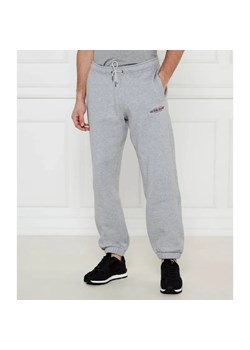 Guess Jeans Spodnie dresowe AMERICAN | Regular Fit ze sklepu Gomez Fashion Store w kategorii Spodnie męskie - zdjęcie 184509390