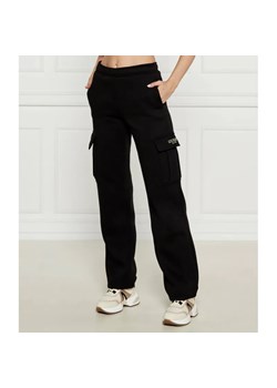 GUESS ACTIVE Spodnie dresowe MIDGE | Relaxed fit ze sklepu Gomez Fashion Store w kategorii Spodnie damskie - zdjęcie 184509473