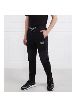 EA7 Spodnie dresowe | Regular Fit ze sklepu Gomez Fashion Store w kategorii Spodnie męskie - zdjęcie 184512372