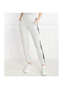 EA7 Spodnie dresowe | Regular Fit ze sklepu Gomez Fashion Store w kategorii Spodnie damskie - zdjęcie 184512934
