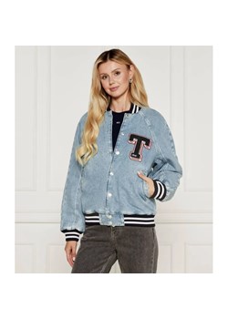 Tommy Jeans Jeansowa kurtka bomber LETTERMAN | Oversize fit ze sklepu Gomez Fashion Store w kategorii Kurtki damskie - zdjęcie 184513330