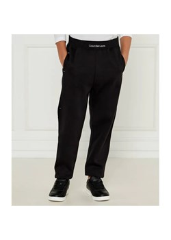 Calvin Klein Jeans Spodnie dresowe | Regular Fit ze sklepu Gomez Fashion Store w kategorii Spodnie chłopięce - zdjęcie 184513374