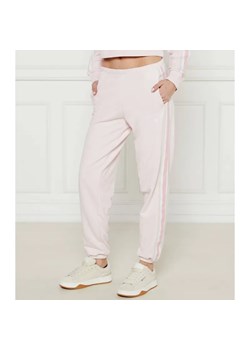GUESS ACTIVE Spodnie dresowe YARROW | Regular Fit ze sklepu Gomez Fashion Store w kategorii Spodnie damskie - zdjęcie 184513753