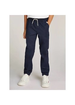 Tommy Hilfiger Spodnie jogger | Regular Fit ze sklepu Gomez Fashion Store w kategorii Spodnie chłopięce - zdjęcie 184513974