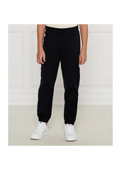 Guess Spodnie dresowe | Regular Fit ze sklepu Gomez Fashion Store w kategorii Spodnie chłopięce - zdjęcie 184514022
