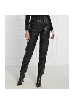 GUESS Spodnie | Regular Fit ze sklepu Gomez Fashion Store w kategorii Spodnie damskie - zdjęcie 184514234