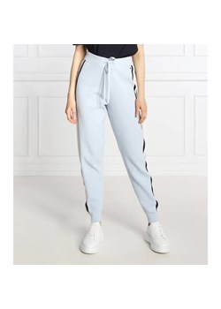 Tommy Hilfiger Spodnie dresowe | Regular Fit ze sklepu Gomez Fashion Store w kategorii Spodnie damskie - zdjęcie 184514263