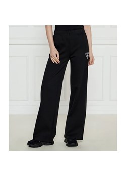 GUESS ACTIVE Spodnie dresowe ROBERTA | flare fit ze sklepu Gomez Fashion Store w kategorii Spodnie damskie - zdjęcie 184514662