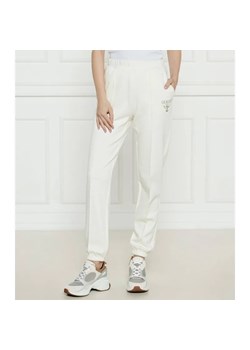GUESS ACTIVE Spodnie dresowe ROBERTA | Regular Fit ze sklepu Gomez Fashion Store w kategorii Spodnie damskie - zdjęcie 184514750