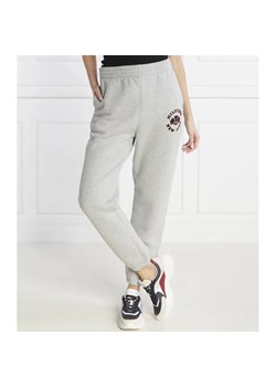 Tommy Hilfiger Spodnie dresowe VARSITY FLOCK | Relaxed fit ze sklepu Gomez Fashion Store w kategorii Spodnie damskie - zdjęcie 184516141
