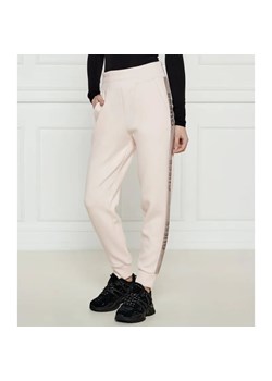 GUESS Spodnie dresowe VICTOIRE | Regular Fit ze sklepu Gomez Fashion Store w kategorii Spodnie damskie - zdjęcie 184516330