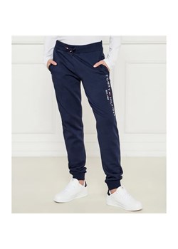 Tommy Hilfiger Spodnie dresowe | Regular Fit ze sklepu Gomez Fashion Store w kategorii Spodnie chłopięce - zdjęcie 184517663