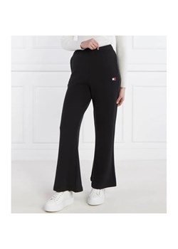 Tommy Jeans Spodnie dresowe BADGE WIDE EXT | flare fit ze sklepu Gomez Fashion Store w kategorii Spodnie damskie - zdjęcie 184517831