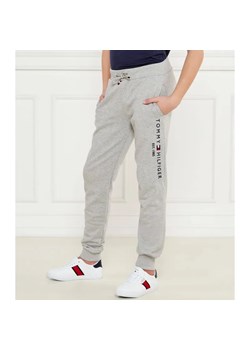 Tommy Hilfiger Spodnie dresowe | Regular Fit ze sklepu Gomez Fashion Store w kategorii Spodnie chłopięce - zdjęcie 184517840