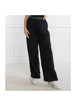 Tommy Jeans Spodnie BAGGY TAPING | Loose fit ze sklepu Gomez Fashion Store w kategorii Spodnie damskie - zdjęcie 184518033