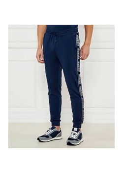GUESS ACTIVE Spodnie dresowe NEW ARLO | Regular Fit ze sklepu Gomez Fashion Store w kategorii Spodnie męskie - zdjęcie 184518451