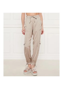 AKEP Satynowe spodnie cargo | Regular Fit ze sklepu Gomez Fashion Store w kategorii Spodnie damskie - zdjęcie 184518672