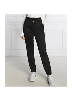 GUESS Spodnie dresowe ARMELLE | Regular Fit ze sklepu Gomez Fashion Store w kategorii Spodnie damskie - zdjęcie 184519371