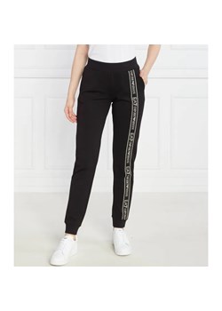 EA7 Spodnie dresowe | Regular Fit ze sklepu Gomez Fashion Store w kategorii Spodnie damskie - zdjęcie 184520092