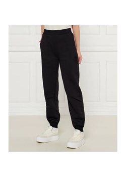 Calvin Klein Jeans Spodnie dresowe | Regular Fit ze sklepu Gomez Fashion Store w kategorii Spodnie damskie - zdjęcie 184520311